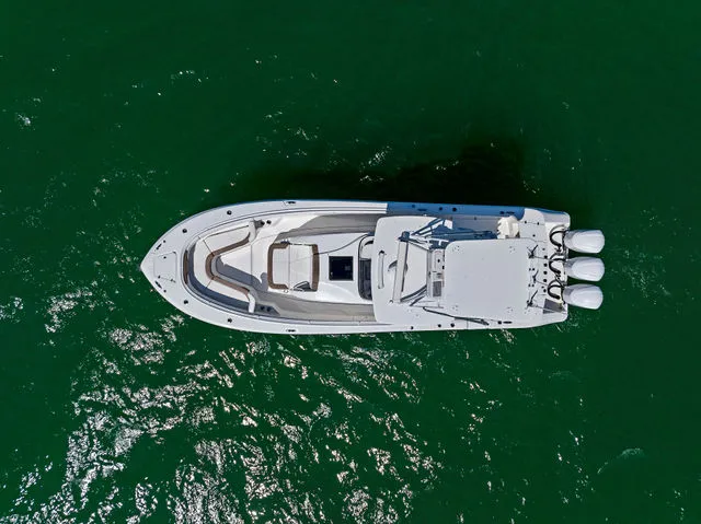 Slide: The Image of Edgewater 370CC 2018 - 24