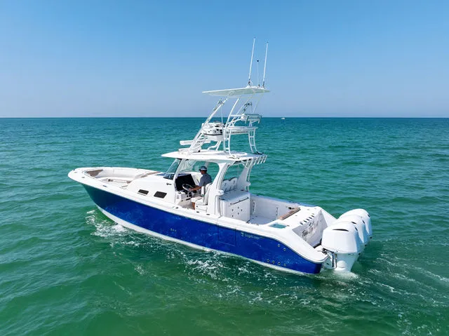 Slide: The Image of Edgewater 370CC 2018 - 25