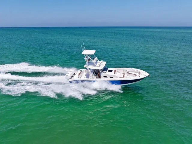 Slide: The Image of Edgewater 370CC 2018 - 30