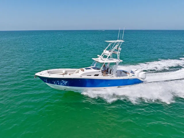 Slide: The Image of Edgewater 370CC 2018 - 32