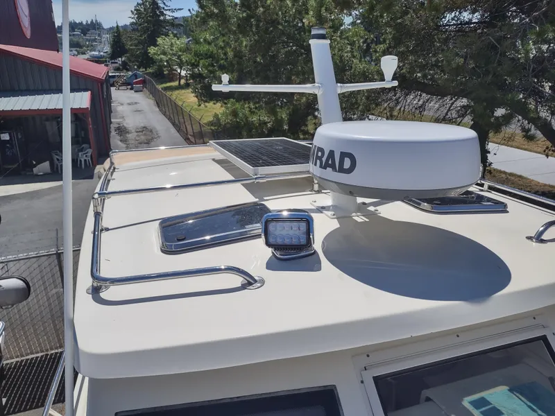 Slide: The Image of 2008 Mainship 30 Pilot II Sedan boat roof with radar and solar panel. - 14