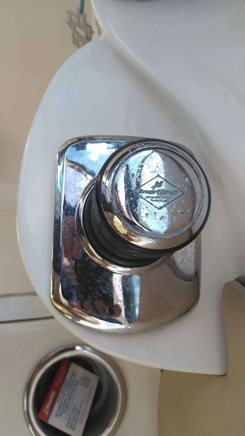 Slide: The Image of Close-up of a 2014 Sea Ray 300 SLX boat control knob. - 32