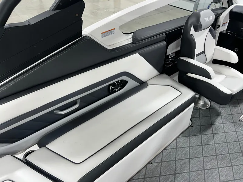 Slide: The Image of Yamaha 275SE 2019 - 13