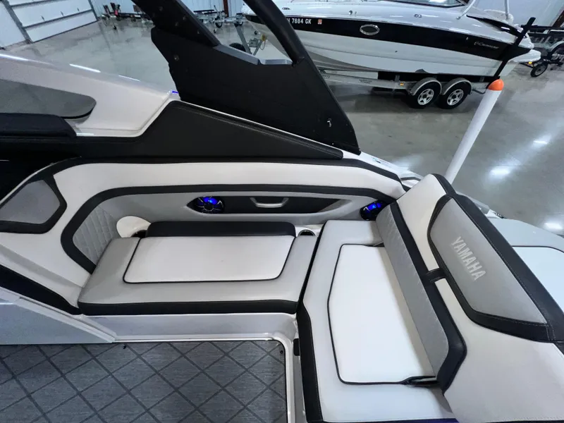 Slide: The Image of Yamaha 275SE 2019 - 15