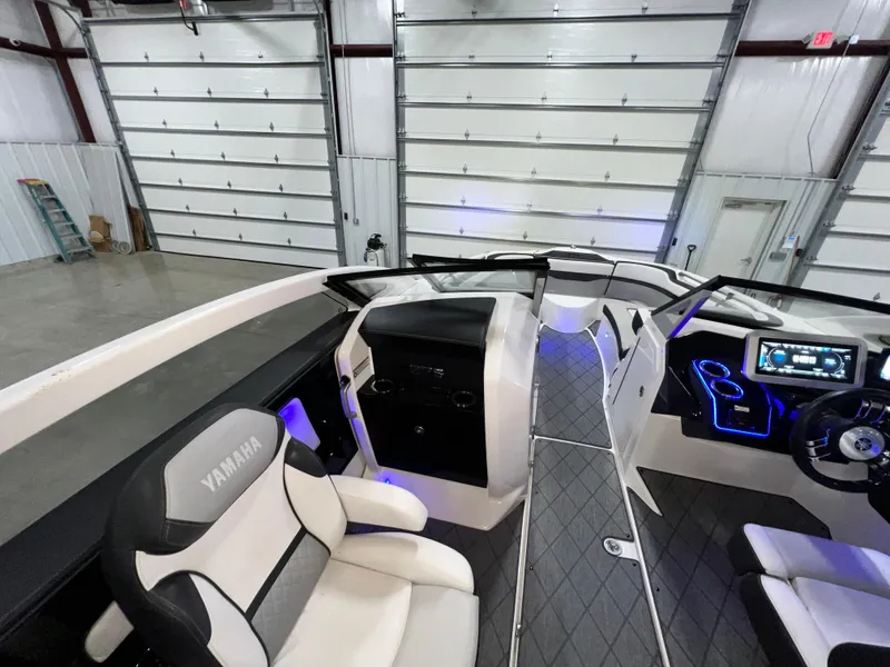 Slide: The Image of Yamaha 275SE 2019 - 16