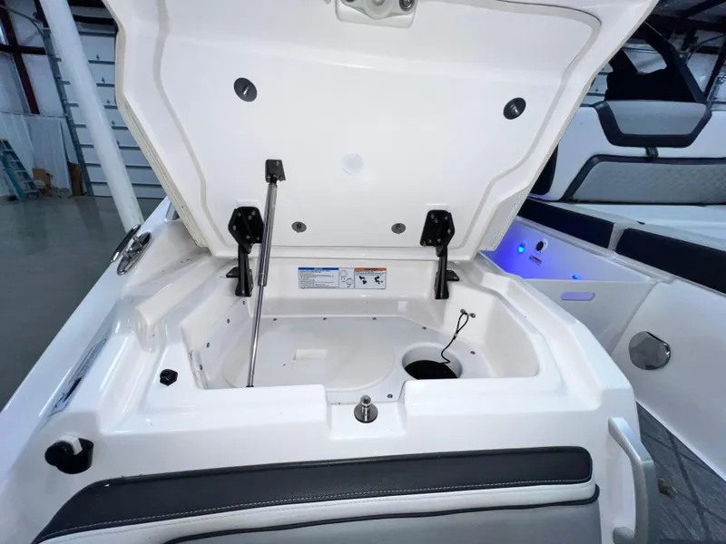 Slide: The Image of Yamaha 275SE 2019 - 18