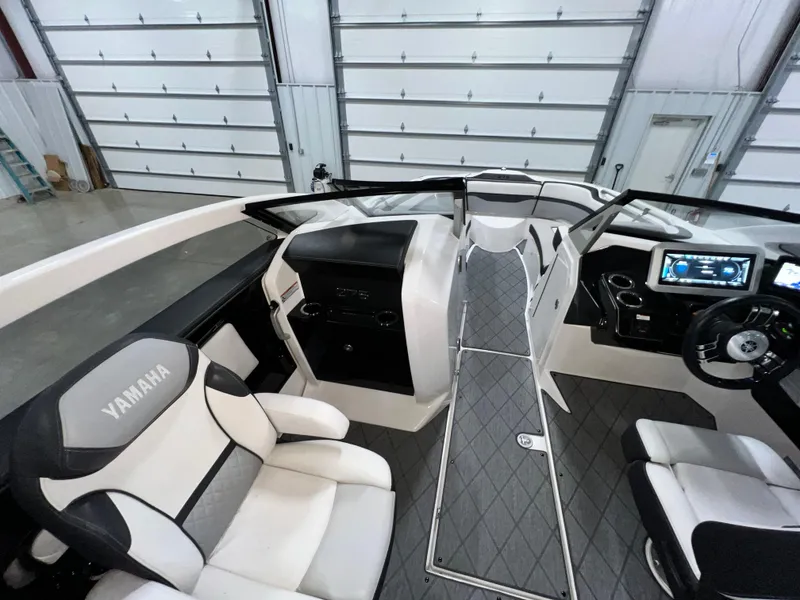 Slide: The Image of Yamaha 275SE 2019 - 8