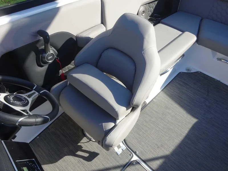 Slide: The Image of Four Winns H4 Sterndrive 2025 - 10