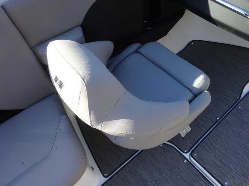 Slide: The Image of Four Winns H4 Sterndrive 2025 - 11