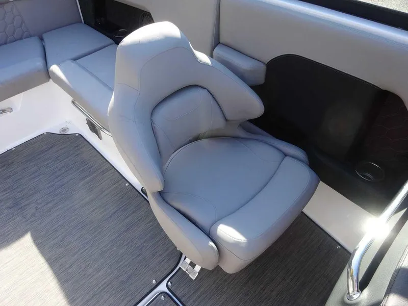 Slide: The Image of Four Winns H4 Sterndrive 2025 - 12