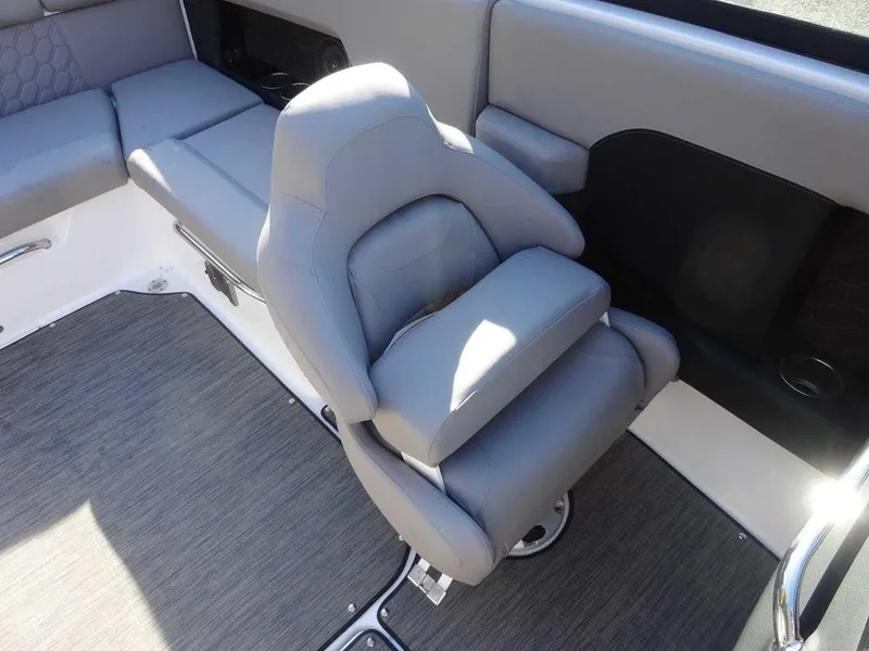 Slide: The Image of Four Winns H4 Sterndrive 2025 - 13