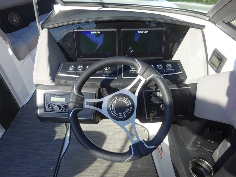 Slide: The Image of Four Winns H4 Sterndrive 2025 - 14