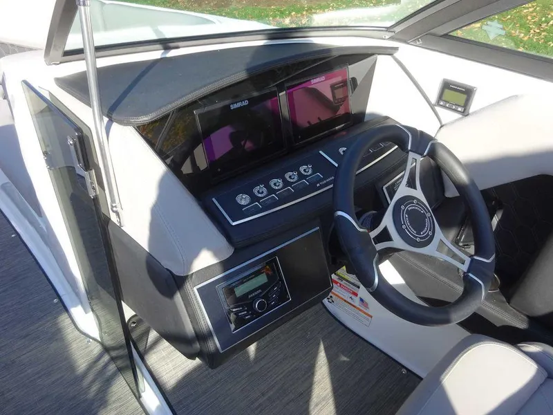 Slide: The Image of Four Winns H4 Sterndrive 2025 - 15