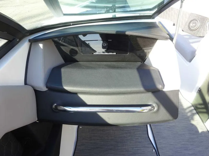 Slide: The Image of Four Winns H4 Sterndrive 2025 - 16