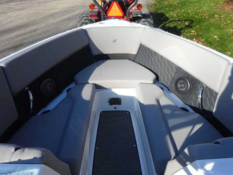 Slide: The Image of Four Winns H4 Sterndrive 2025 - 17