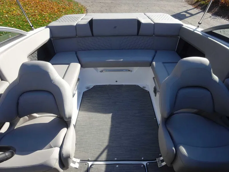 Slide: The Image of Four Winns H4 Sterndrive 2025 - 18