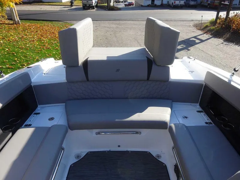 Slide: The Image of Four Winns H4 Sterndrive 2025 - 19