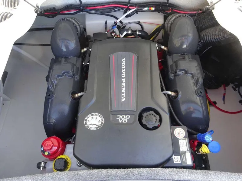 Slide: The Image of Four Winns H4 Sterndrive 2025 - 20