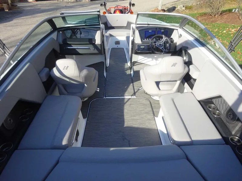 Slide: The Image of Four Winns H4 Sterndrive 2025 - 7