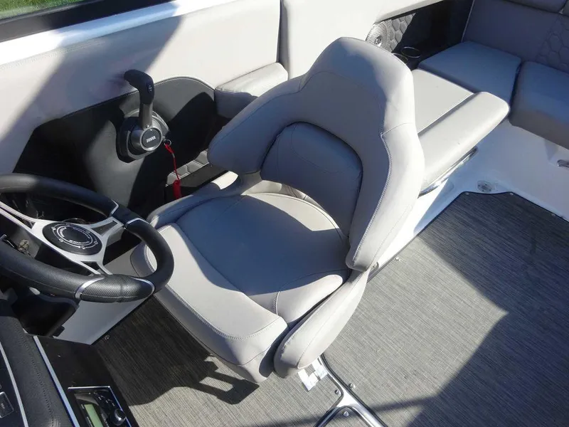 Slide: The Image of Four Winns H4 Sterndrive 2025 - 8