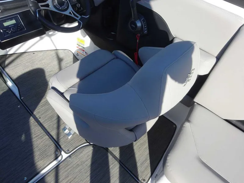 Slide: The Image of Four Winns H4 Sterndrive 2025 - 9