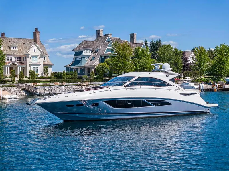 The Image of 2015 Sea Ray 510 Sundancer yacht cruising near waterfront homes. - 0