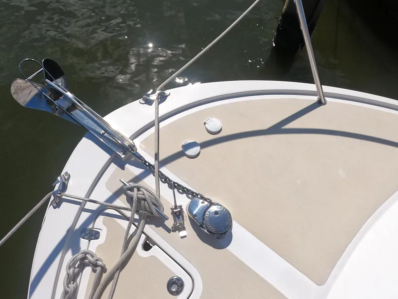 Slide: The Image of Bow of 2005 Hunt Yachts Surfhunter 25 with anchor and ropes. - 19