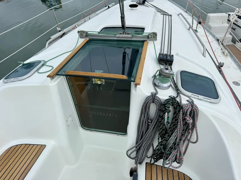 Slide: The Image of Beneteau Oceanis 331 sailboat cockpit, 2001 model, featuring ropes and wooden accents. - 6