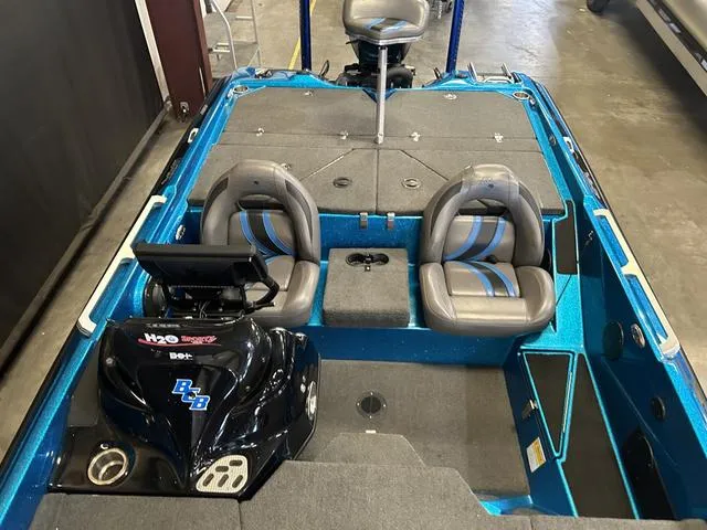 Slide: The Image of 2018 Bass Cat Boats Lynx with Mercury 250L, featuring dual seats and a sleek design. - 9