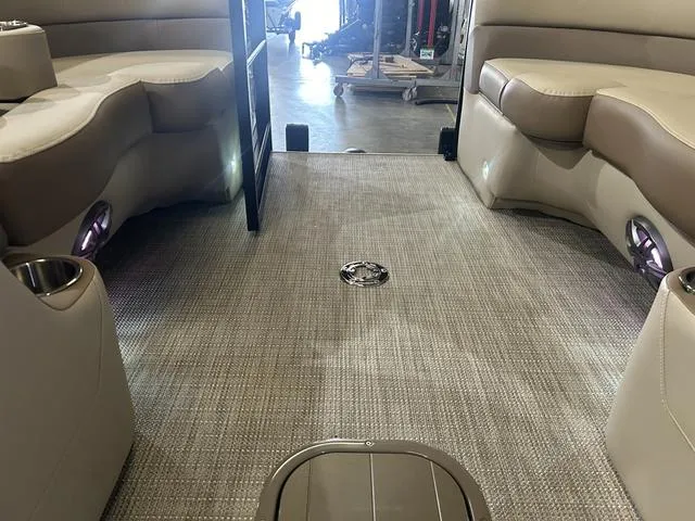 Slide: The Image of Veranda VR22VLC W/Yamaha 250 No Trailer 2025 - 9