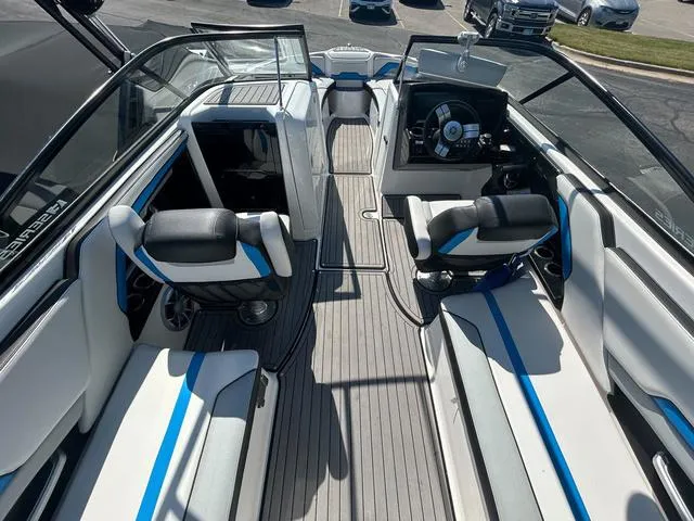 Slide: The Image of Yamaha 242X E-Series 2018 - 9