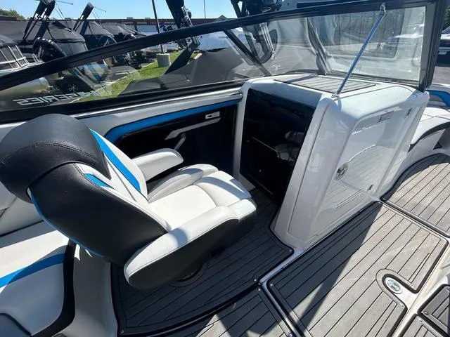 Slide: The Image of Yamaha 242X E-Series 2018 - 11