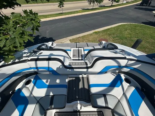 Slide: The Image of Yamaha 242X E-Series 2018 - 7