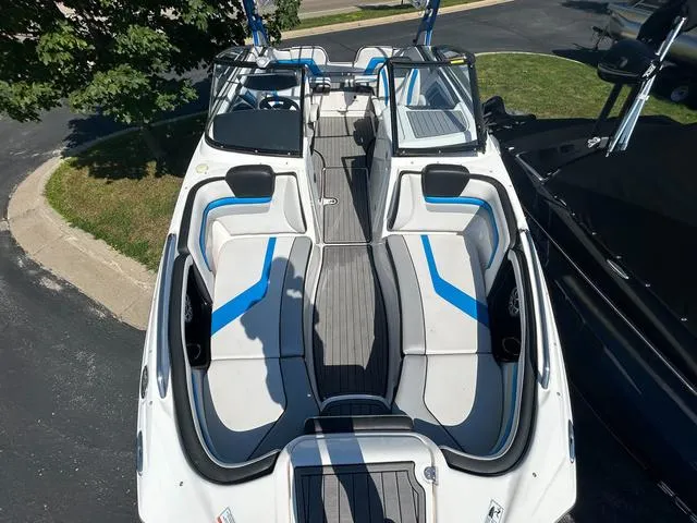 Slide: The Image of Yamaha 242X E-Series 2018 - 22