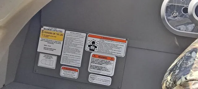 Slide: The Image of Tracker Grizzly 1754 SC 2025 - 3