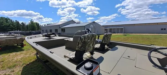 Slide: The Image of Tracker Grizzly 1754 SC 2025 - 4