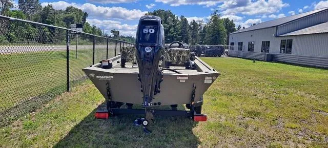 Slide: The Image of Tracker Grizzly 1754 SC 2025 - 5