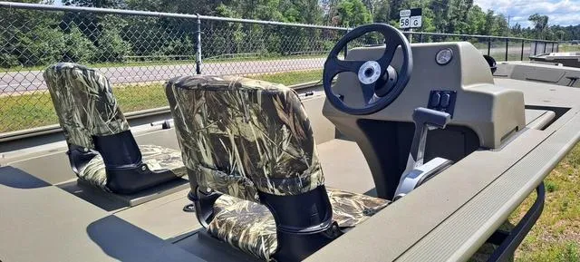 Slide: The Image of Tracker Grizzly 1754 SC 2025 - 6