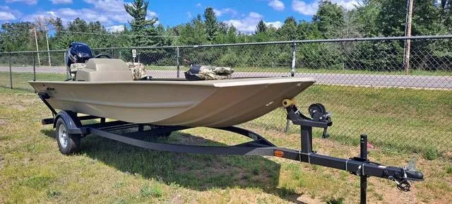 Slide: The Image of Tracker Grizzly 1754 SC 2025 - 7