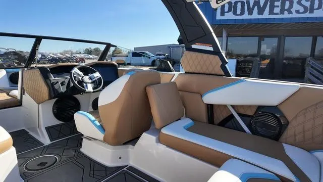 Slide: The Image of Tigé 22RZX 2025 - 18