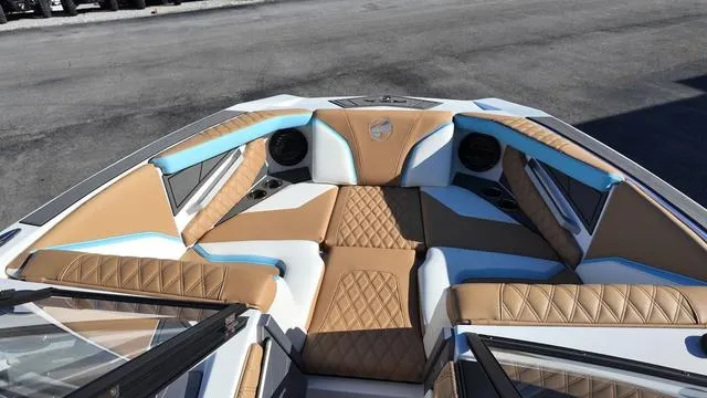 Slide: The Image of Tigé 22RZX 2025 - 22