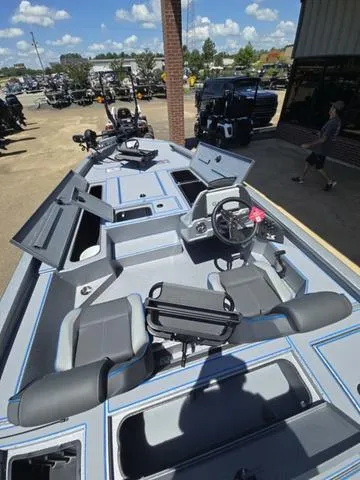 Slide: The Image of Xpress H20C Crappie 2025 - 14