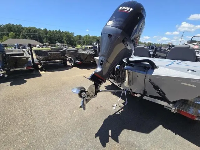 Slide: The Image of Xpress H20C Crappie 2025 - 4