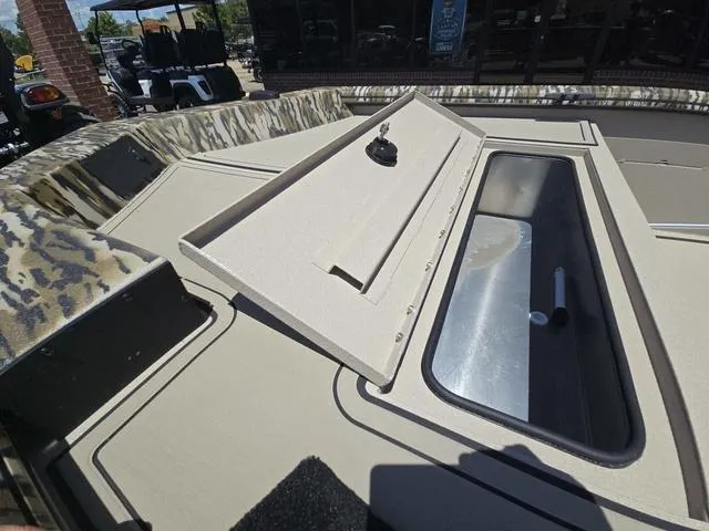 Slide: The Image of Avid 16 Commander 2025 - 14