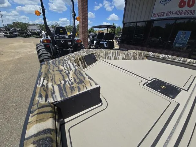 Slide: The Image of Avid 16 Commander 2025 - 15