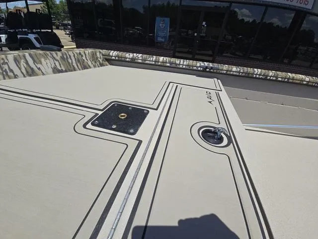 Slide: The Image of Avid 16 Commander 2025 - 16