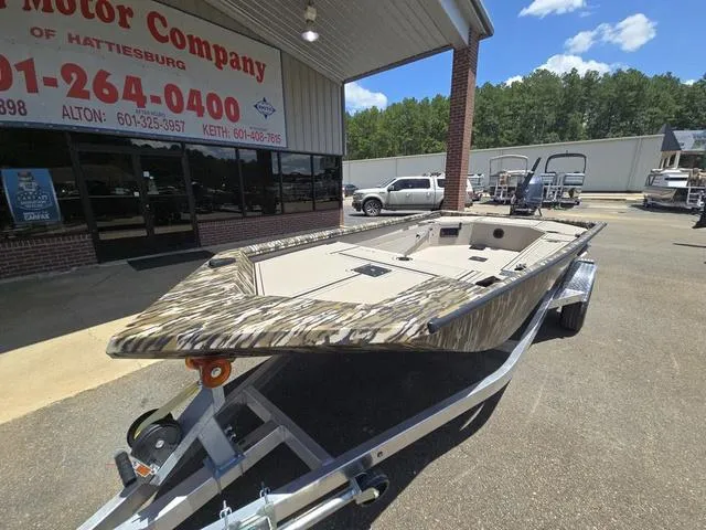 Slide: The Image of Avid 16 Commander 2025 - 2