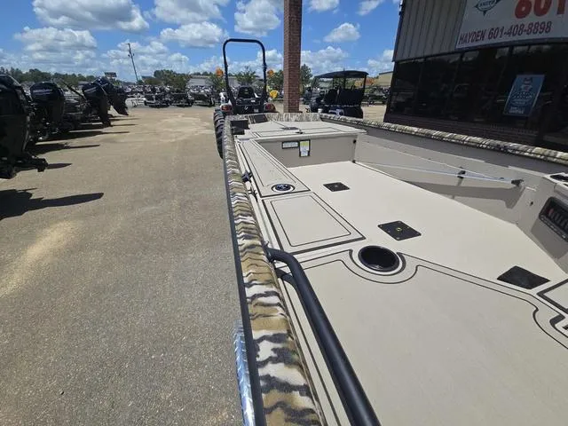 Slide: The Image of Avid 16 Commander 2025 - 20