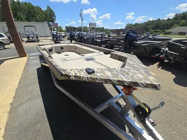 Slide: The Image of Avid 16 Commander 2025 - 3