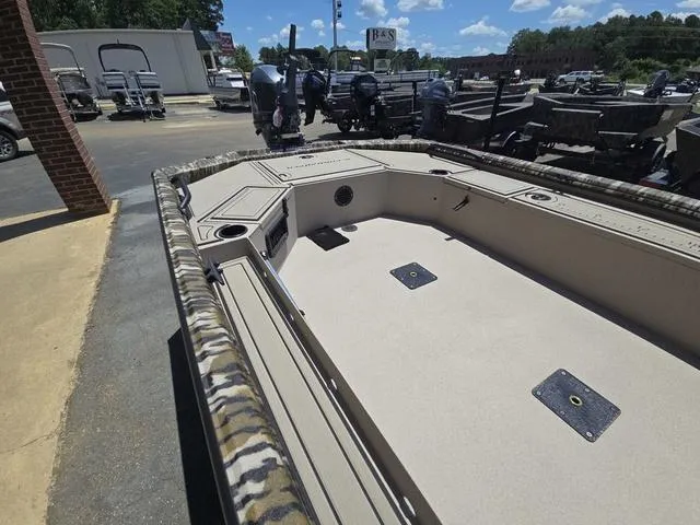 Slide: The Image of Avid 16 Commander 2025 - 4